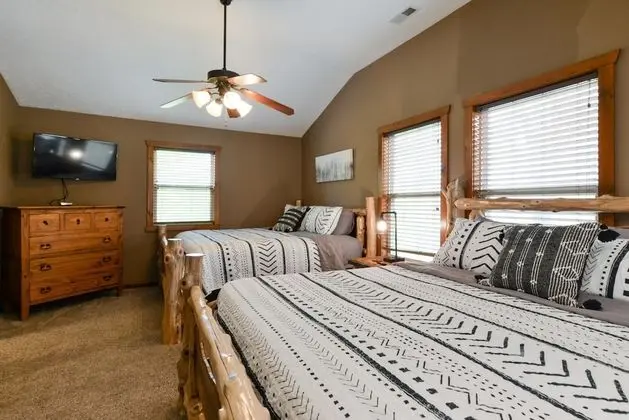 Ev (Coyote Cabin - EXCELLENT Location - 6)