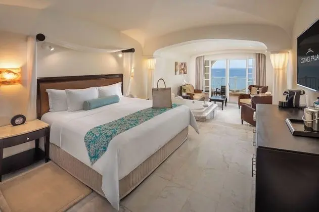 Superior Honeymoon Suite Ocean Front- King Size Bed