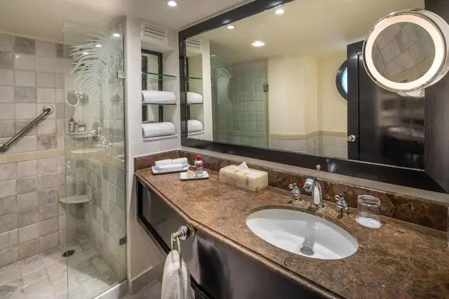 Superior Honeymoon Suite Ocean Front- King Size Bed