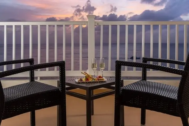 Superior Honeymoon Suite Ocean Front- King Size Bed