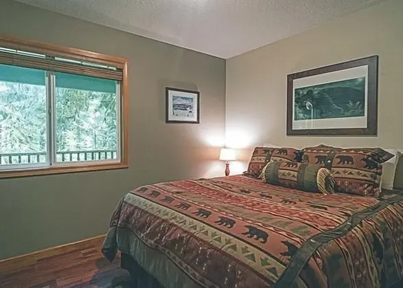 Kulübe, Birden Çok Yatak (Cozy Bear Cabin)