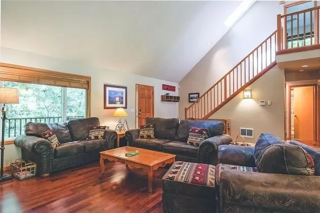 Kulübe, Birden Çok Yatak (Cozy Bear Cabin)