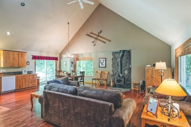 Kulübe, Birden Çok Yatak (Cozy Bear Cabin)