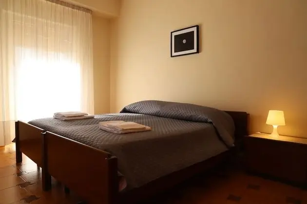 Tek Büyük veya İki Ayrı Yataklı Oda, Ortak Banyo