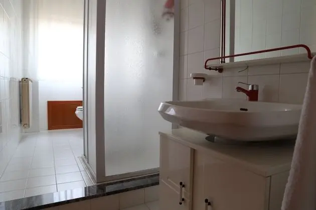 Tek Büyük veya İki Ayrı Yataklı Oda, Ortak Banyo