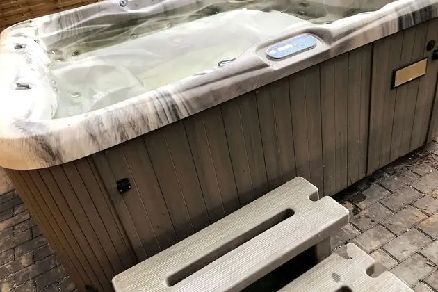 Ev, 6 Yatak Odası, Sıcak Su Havuzu
