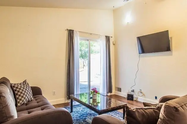Ev (Cozy Oakland 2 Bedroom w/ Backyard)