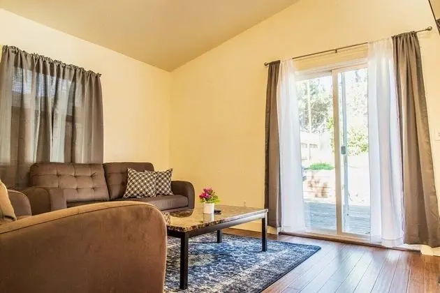 Ev (Cozy Oakland 2 Bedroom w/ Backyard)
