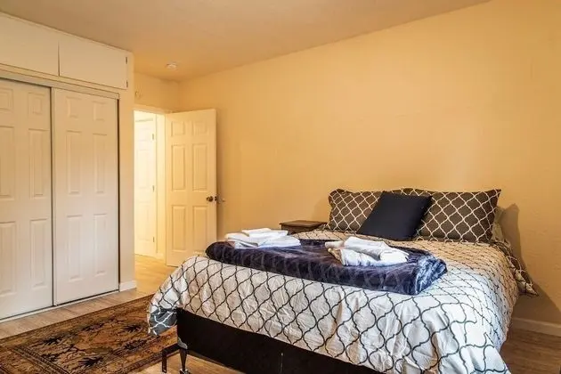 Ev (Cozy Three Bedroom in Concord)