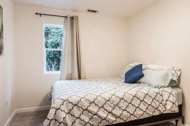 Ev (Cozy Three Bedroom in Concord)