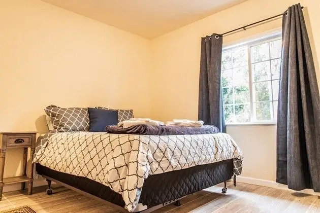 Ev (Cozy Three Bedroom in Concord)