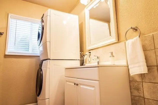 Ev (Cozy Three Bedroom in Concord)