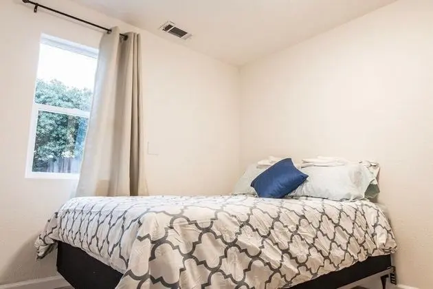 Ev (Cozy Three Bedroom in Concord)