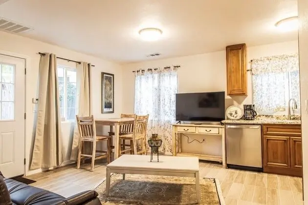 Ev (Cozy Three Bedroom in Concord)