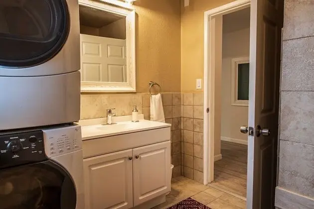 Ev (Cozy Three Bedroom in Concord)