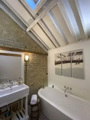 Tek Büyük Yataklı Oda (The Cowshed)
