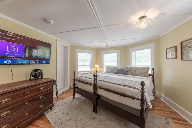 The Babe Ruth Room, 1 King Bed - Adults Only