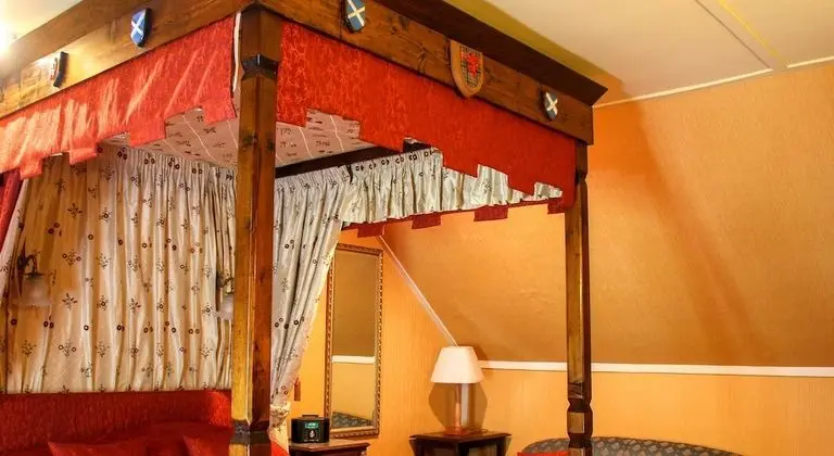 Tek Büyük Yataklı Oda (Oak Four Poster)