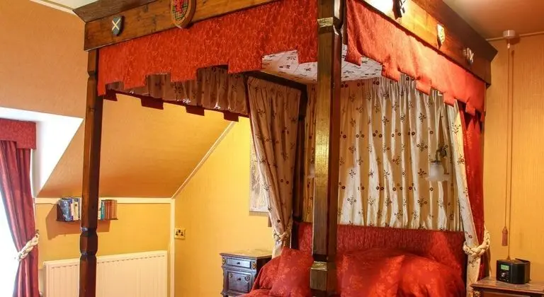 Tek Büyük Yataklı Oda (Oak Four Poster)