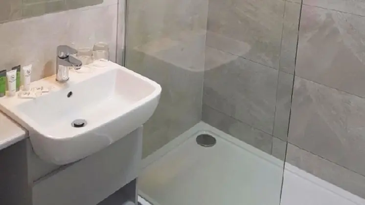 Büyük Yataklı Tek Kişilik Oda