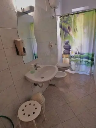 Üç Kişilik Oda, Ortak Banyo