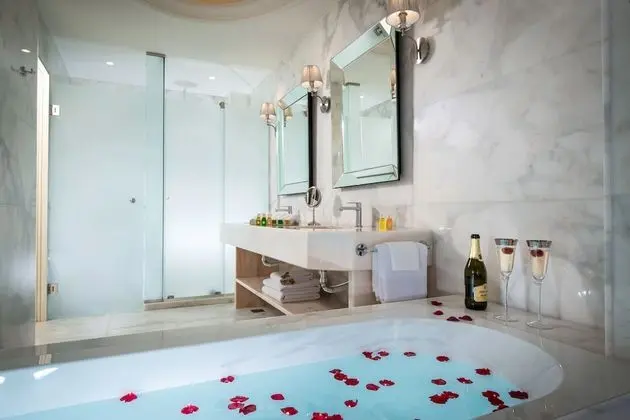 Luxury Heated Pool Suite