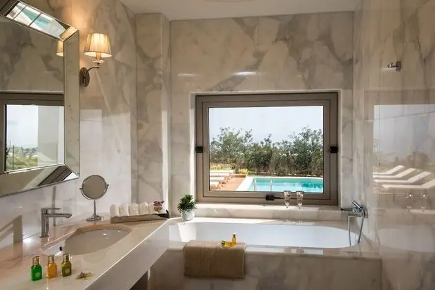 Luxury Heated Pool Suite