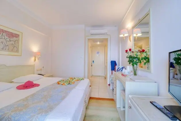 Tek Büyük veya İki Ayrı Yataklı Oda, Deniz Manzaralı