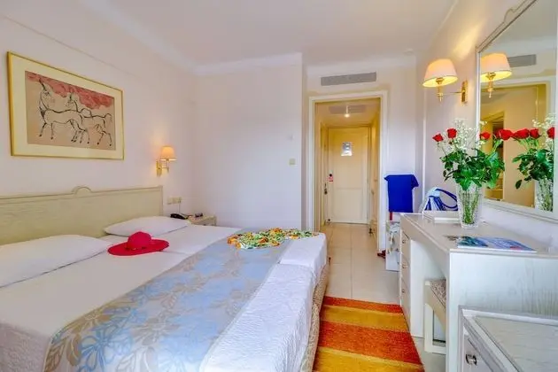 Tek Büyük veya İki Ayrı Yataklı Oda, Kısmi Deniz Manzaralı