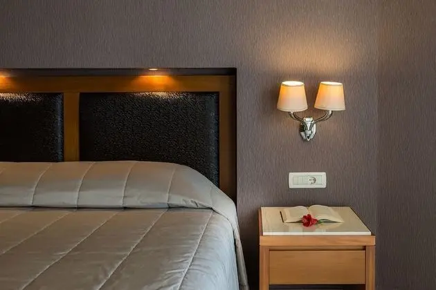 Pool & Sea View Room