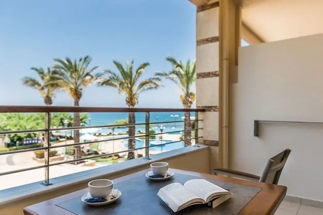 Pool & Sea View Room