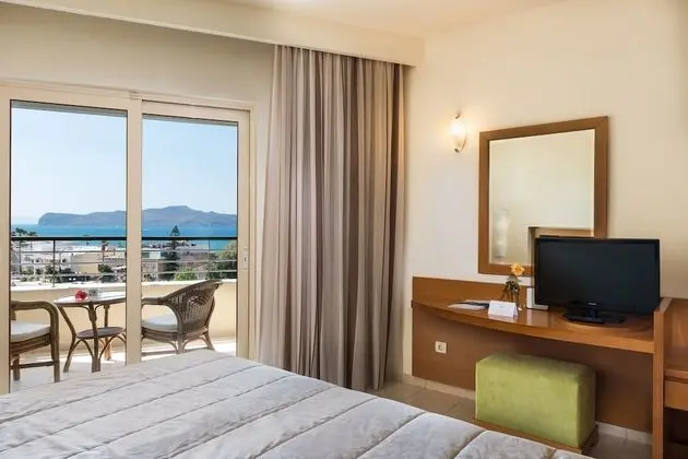 Pool & Sea View Room