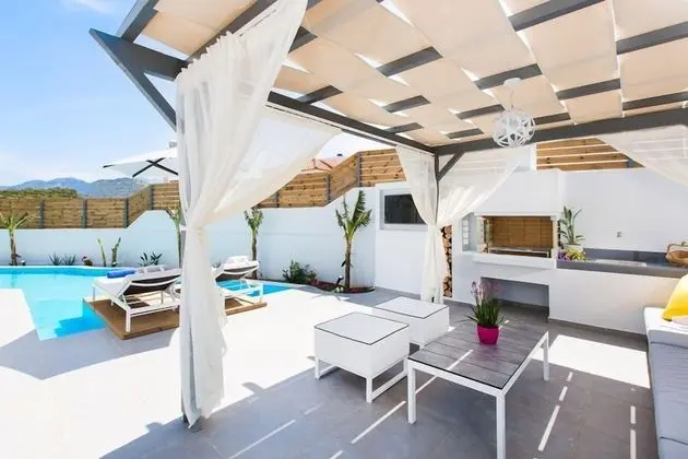 Villa, 4 Yatak Odası, Kişiye Özel Havuzlu (Chara)