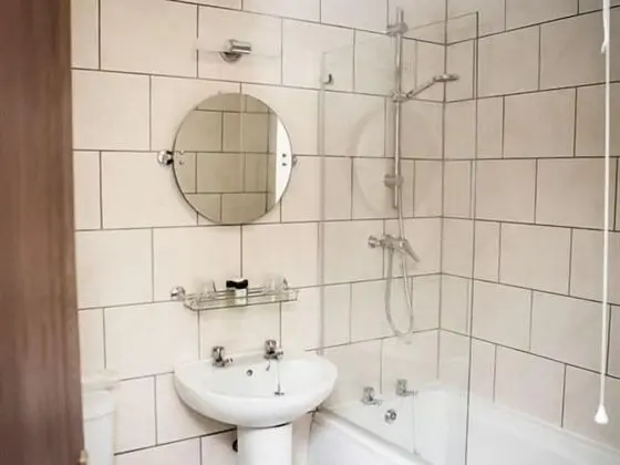 Tek Büyük veya İki Ayrı Yataklı Oda, Banyolu/Duşlu (Bath and Shower)