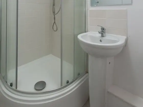 Tek Büyük Yataklı Oda, Ortak Banyo