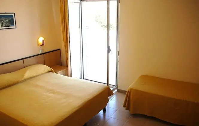Üç Kişilik Oda