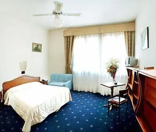 Üç Kişilik Oda