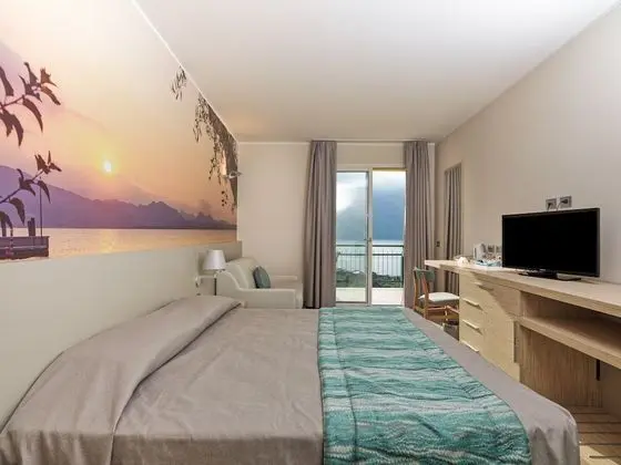 Panoramic Tek Büyük Yataklı Oda, Balkon, Göl Manzaralı