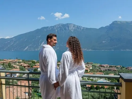 Panoramic Tek Büyük Yataklı Oda, Balkon, Göl Manzaralı