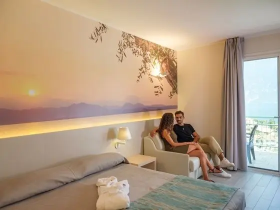 Panoramic Tek Büyük Yataklı Oda, Balkon, Göl Manzaralı