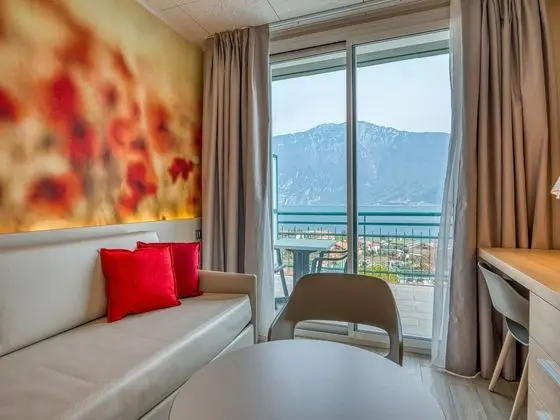 Panoramic Tek Büyük Yataklı Oda, Balkon, Göl Manzaralı