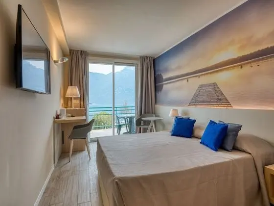 Panoramic Tek Büyük Yataklı Oda, Balkon, Göl Manzaralı