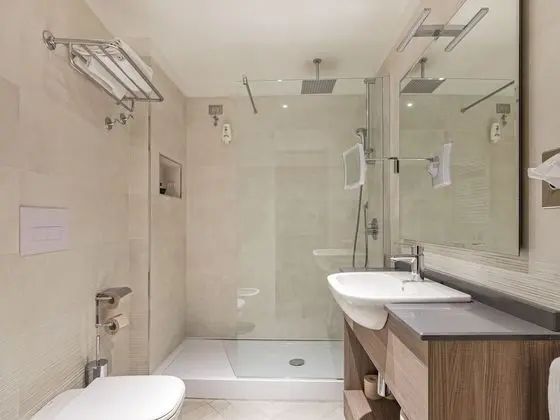 Panoramic Tek Büyük Yataklı Oda, Balkon, Göl Manzaralı