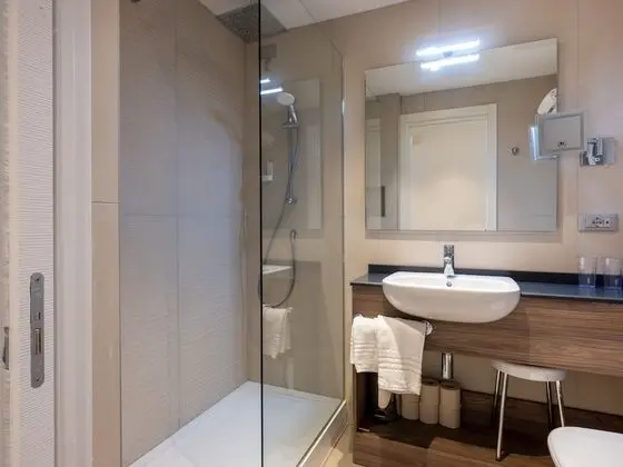 Panoramic Tek Büyük Yataklı Oda, Balkon, Göl Manzaralı