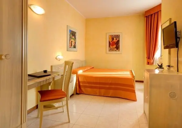 Business Tek Büyük Yataklı Oda