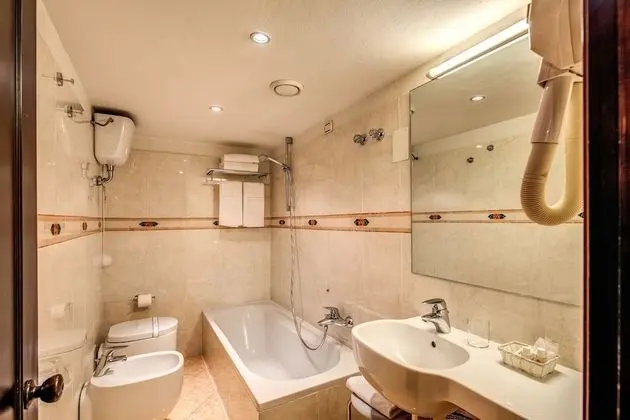 Tek Büyük veya İki Ayrı Yataklı Oda, Bahçe Manzaralı