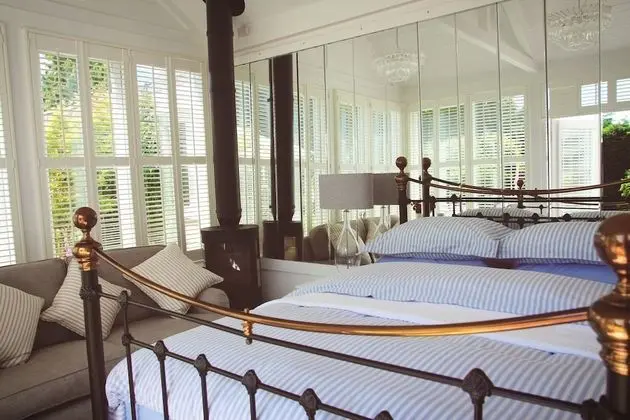 Superior Tek Büyük Yataklı Oda, Banyolu/Duşlu, Bahçe Manzaralı (The Garden Room)