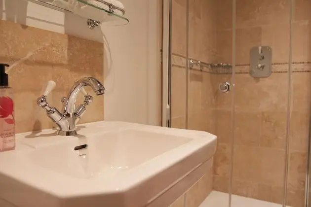 Superior Tek Büyük Yataklı Oda, Banyolu/Duşlu, Bahçe Manzaralı (The Garden Room)