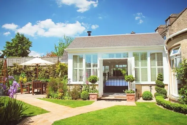 Superior Tek Büyük Yataklı Oda, Banyolu/Duşlu, Bahçe Manzaralı (The Garden Room)