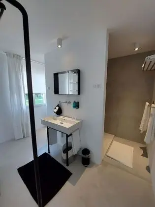 Design Tek Büyük Yataklı Oda, 1 Büyük (Queen) Boy Yatak, Teras, Bahçeli